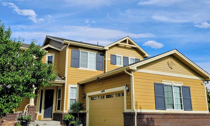 Aurora Casa | Charming 3-bedroom house w/AC, high speed internet, private office near Airport