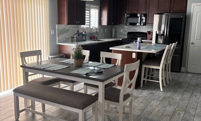 Roosevelt Casa | Charming 3-bedroom house with WiFi, AC in delightful Fresno