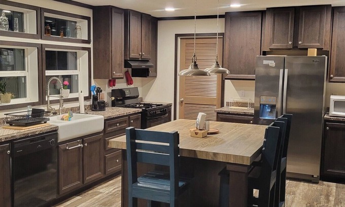 Oaks Corners Casa | Charming 3-bedroom house with AC and WiFi in serene Geneva