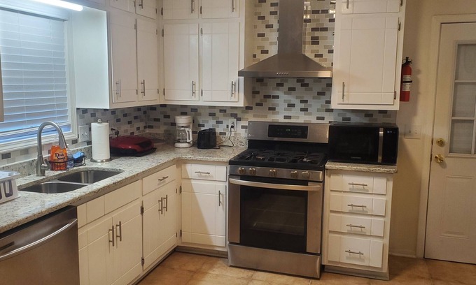 Morrow Casa | Charming 3-bedroom house with WiFi, AC in lovely Morrow