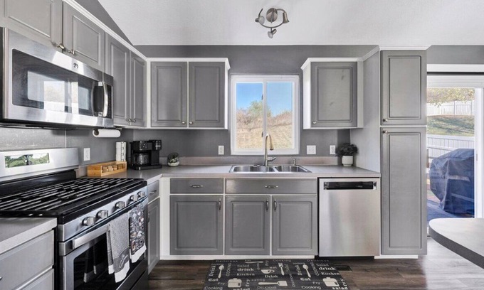 North Central Omaha Casa | Charming 3-bedroom house with 4 beds