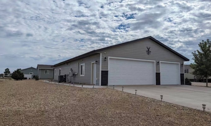 Pierre Casa | Charming 3-bedroom house with WiFi, AC minutes from Lake Oahe/ 3 stall garage
