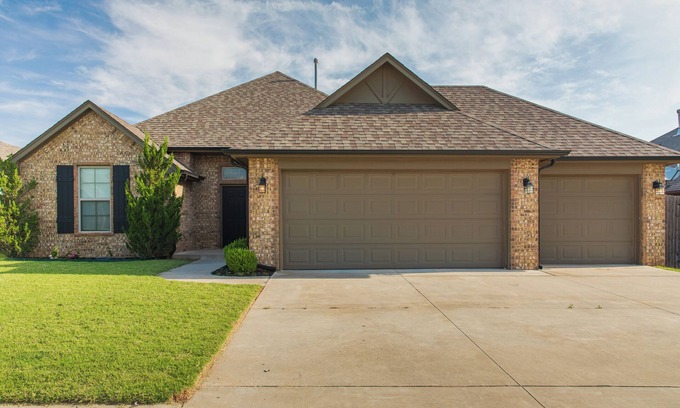 Yukon Casa | Charming 3-bedroom house in Yukon with indoor fire place