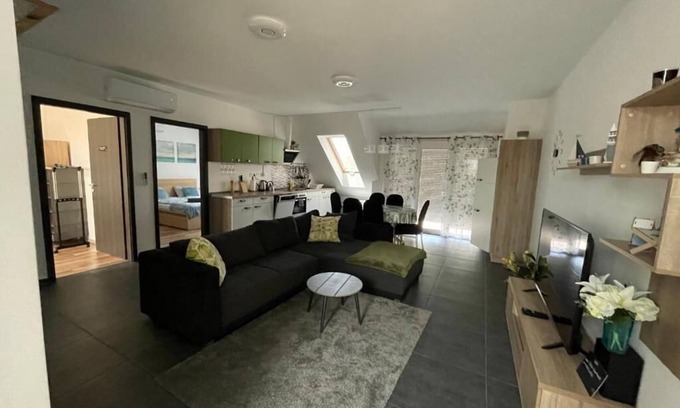 Balatonlelle Apartamento | Charming 3-bedroom apartment with AC and WiFi in welcoming Balatonlelle
