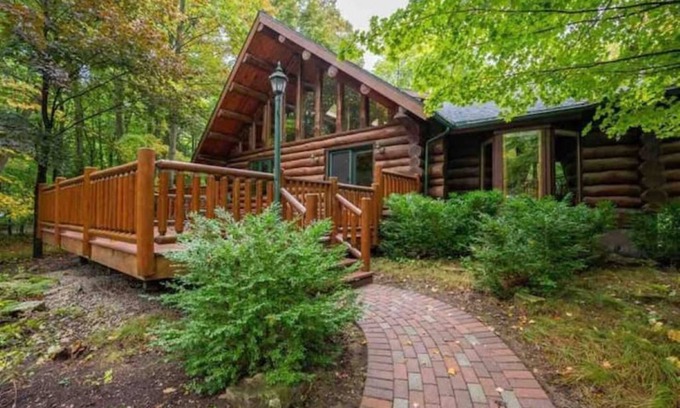 Egg Harbor Cabina | Charming 3-bedroom Log Cabin by the lake