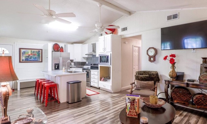Moss Point Cabina | Charming 3-bedroom lodge with AC and WiFi in Moss Point