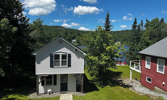 Woodford Cabaña | Charming 3-bedroom Lakefront cottage in Woodford VT with WiFi access