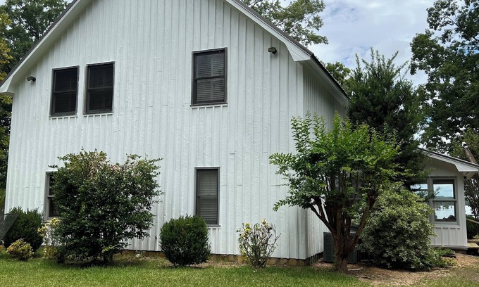 Cobb Casa | Charming 3-bedroom lake house with WiFi and AC in Cobb, Georgia. Has Dish TV.