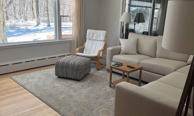 Hamden Casa | Charming 3-bedroom lakeside reservoir house in serene Hamden near Yale.