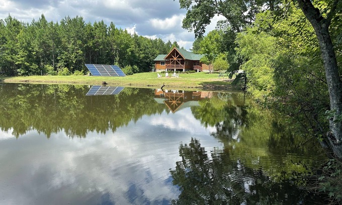 Butner Cabina | Charming 3-Bedroom Log Cabin - Rest & Relaxation