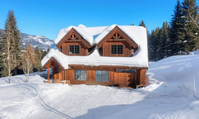 Big Sky Cabina | Charming 3-bedroom log cabin with Hot Tub and fitness room in delightful Big Sky