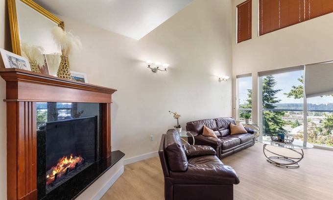 South Tacoma Condominio | Charming 3-bedroom Penthouse condo with pool and gym nearby Tacoma Mall