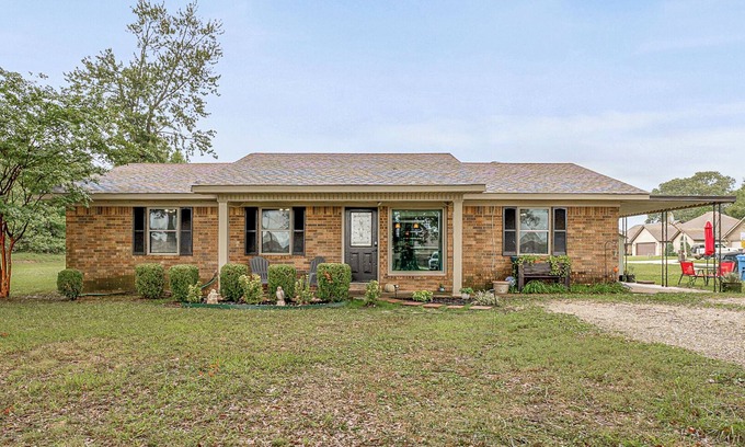 Jonesboro Otro | Charming 3-bedroom ranch house with WiFi, AC in amazing Valley View Jonesboro