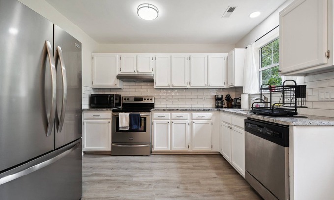 Harrisburg Casa | Charming 3-Bedroom Retreat with Fire Pit ~10min to UNCC