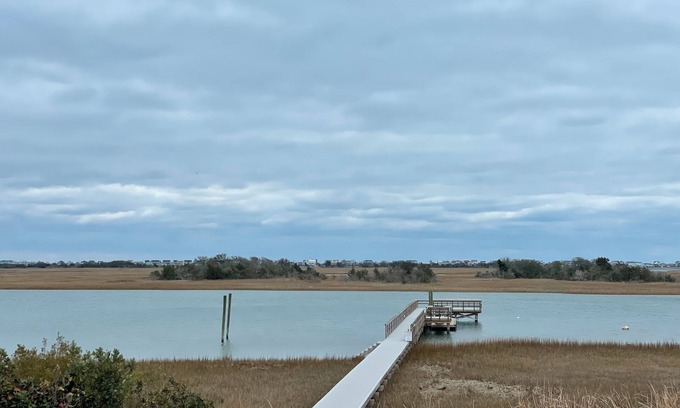 Hampstead Casa | Charming 3-Bedroom Retreat with Waterway Access in Hampstead, NC. Hideaway Haven