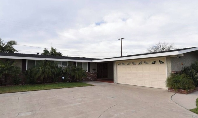 Sherwood Forest and Thistle Development Casa | Charming 3-bedroom single house in Anaheim with WiFi, AC. Close to DISNEYLAND