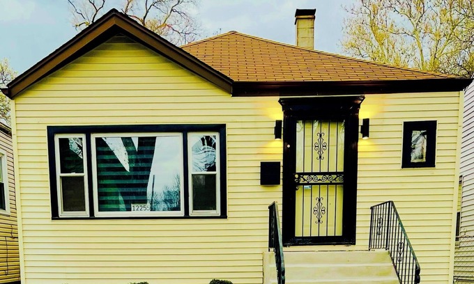 West Pullman Casa | Charming 3-bedroom smart house in fabulous Chicago with AC, WiFi
