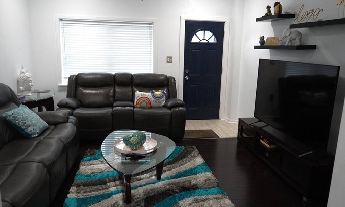 St. Paul's Park Casa | Charming 3-bedroom townhome with AC, Fiber optics WIFI, & Dedicated Work Space.