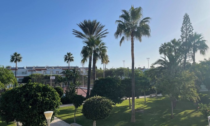 Retamar Casa | Casa grande en Retamar, ideal para familias con pistas deportivas y jardín