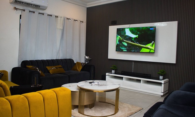 Accra Apartamento | Charming 3-bedroom townhome with AC and WiFi in peaceful Abokobi Hills-Berekuso