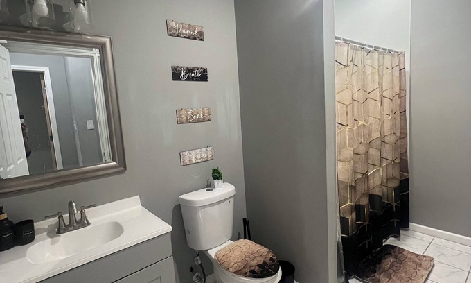St. Louis Casa | Charming 3-bedroom townhome in St. Louis with AC, WiFi
