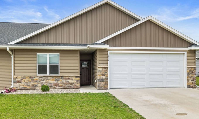 Plover Casa | Charming 3-bedroom townhome with a backyard, WiFi and AC in delightful Plover WI