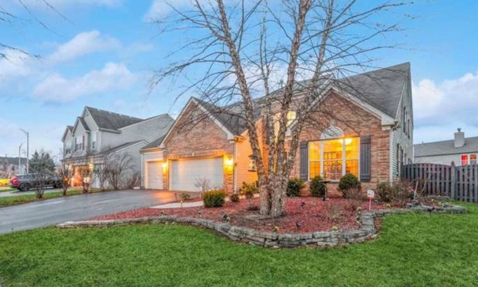 Bolingbrook Casa | Charming 3-bedroom house in Bolingbrook with AC, WiFi , chef kitchen for brunch