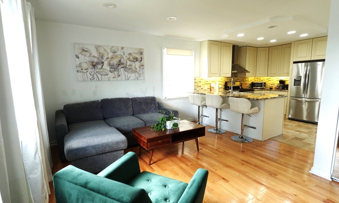 Des Plaines Casa | Charming 3-bedroom house with AC and WiFi in serene Des Plaines near O’Hare