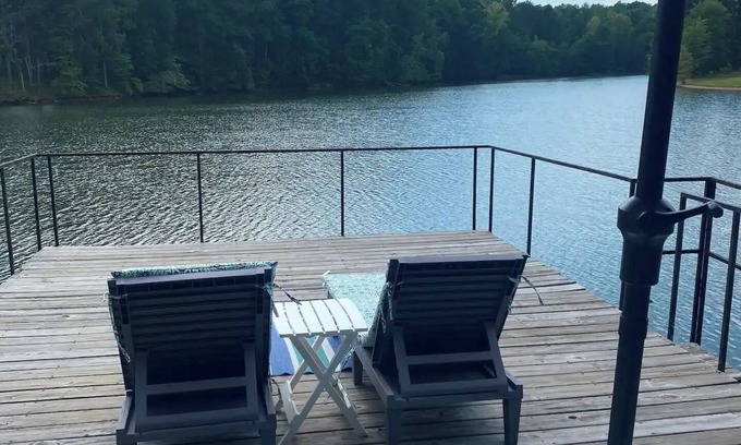 Gainesville Cabaña | Charming 3-bedroom Lake Cottage with Private Dock & Pet Friendly.