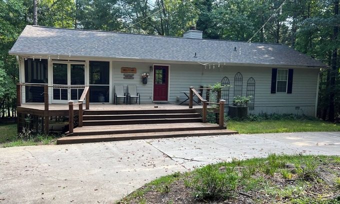 Gainesville Cabina | Charming 3-bedroom family cabin on the lake with dock, screened porch, & wi-fi!