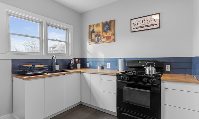 Creston Heights Casa | Charming 3-bedroom house in Grand Rapids with WiFi