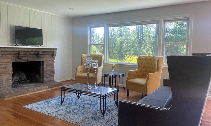 Hunter Mill Casa | Charming 3-bedroom house in wonderful Great Falls with WiFi, AC