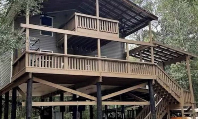Hawkinsville Casa | Charming 3-bedroom house on the Ocmulgee River in Hawkinsville, GA with WiFi.