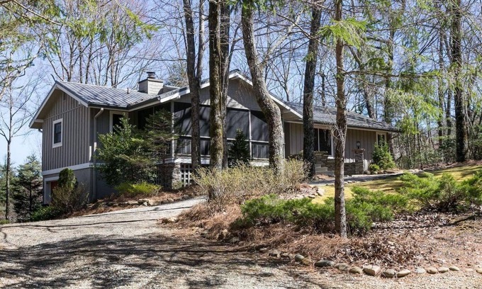 Lake Toxaway Casa | Charming 3-bedroom 3-bath house just 3 minutes from the Greystone Inn.