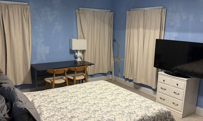 Larchmont Casa | Charming 3-bedroom larchmont 1800+ sq ft parking fast internet