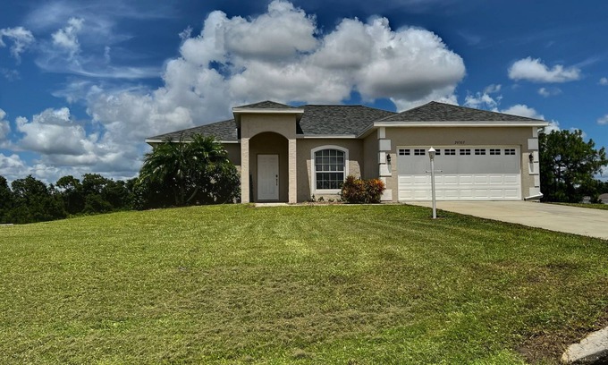 Myakka City Casa | Charming 3-bedroom house in Serene Myakka City near Freedom Factory & Terranova
