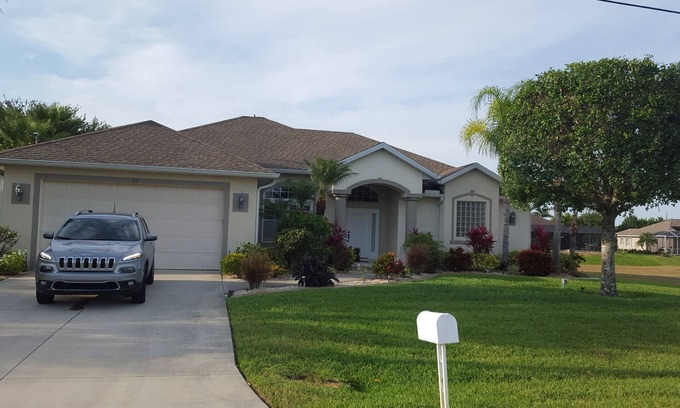 Long Meadow Casa | Charming 3-bedroom bungalow in delightful Rotonda - WiFi, AC, pool, canal view