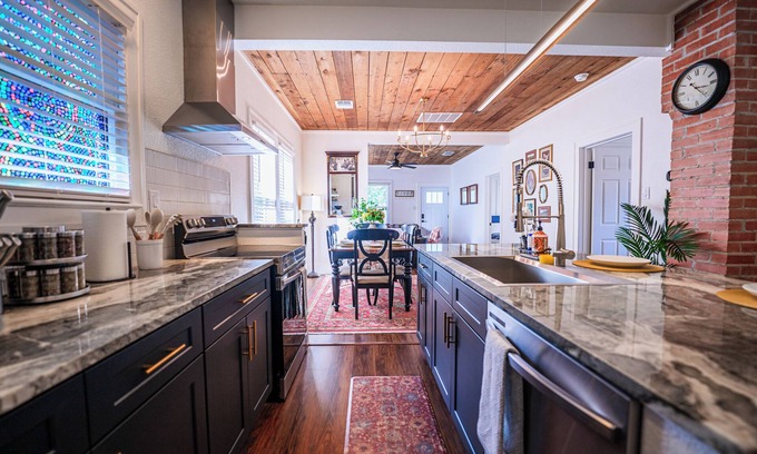 Monte Vista Casa | Charming 3-bedroom house with WiFi and AC in San Antonio