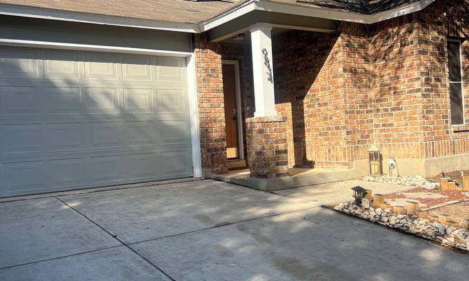 San Antonio Casa | Charming 3-bedroom house with AC, WiFi in pleasant San Antonio
