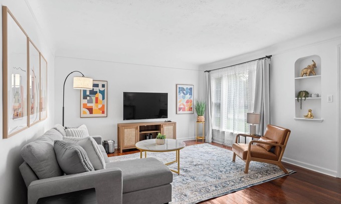 Cleveland Heights Casa | Charming 3-bedroom house with WiFi and AC in South Euclid near Cleveland Clinic