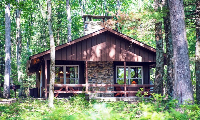 Reeders Cabina | Charming 3 Bedroom Cabin in the Poconos on Private Resort