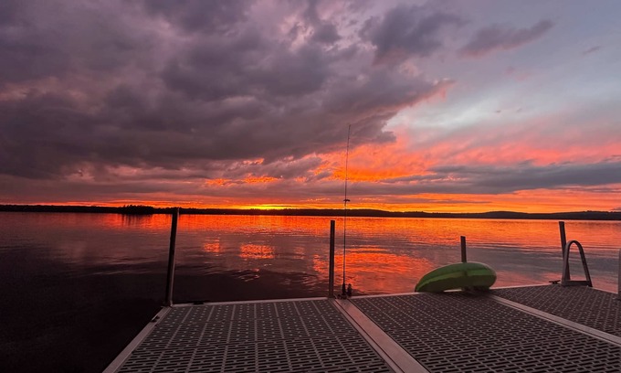 Vassalboro Cabaña | Charming 3-bedroom waterfront cottage with AC, WiFi and spectacular sunset views