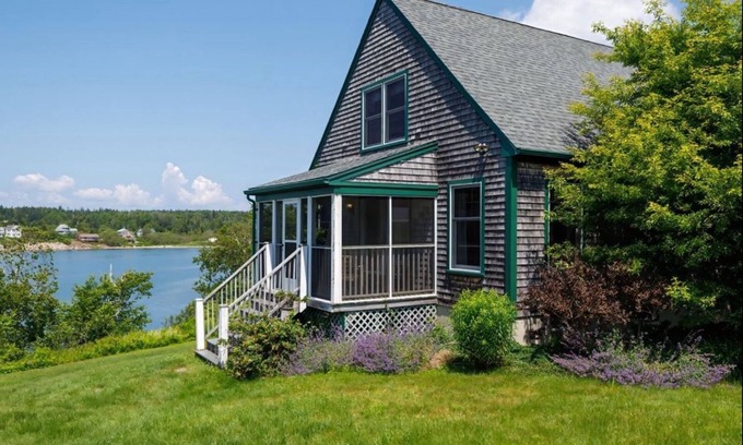 Bernard Cabaña | Charming 3-bedroom waterfront cottage in Tremont with spectacular sunsets.