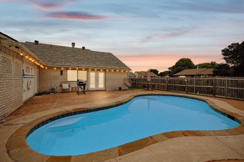 Plano Casa | Charming 3 Bedrooms Escape w Pool Yard Foosball