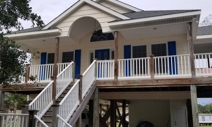 Hampstead Casa | Charming 3-BR cottage with open floor plan, near Surf City Beaches & Marina.