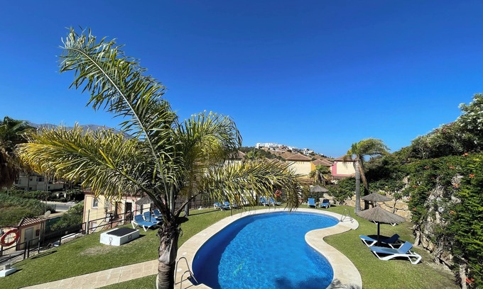 Bahia de Casares Apartamento | Charming 3-BR duplex with sea & mountain views in brilliant Bahía de Casares.