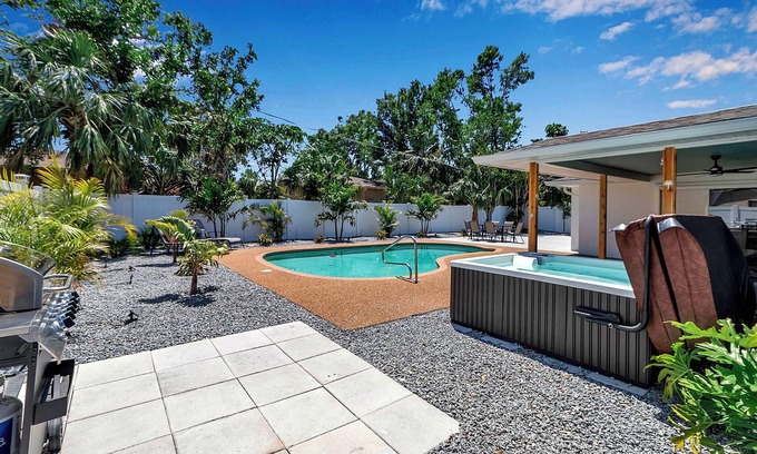 West Bradenton Casa | Charming 3-BR Home Near AMI~ Heated Pool, Spa, Game Room, Putt-Putt, Basketball