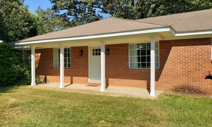 Pope Casa | Charming 3 BR house in Pope, 36 min to Ole Miss, 3 miles to Enid Lake boat ramps