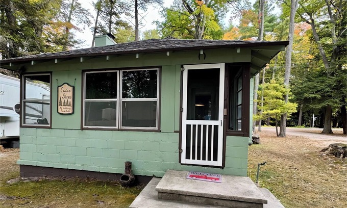 Honor Cabina | Charming 3 BR Lakefront Cottage - Gateway to Platte Lake & Sleeping Bear Dunes!
