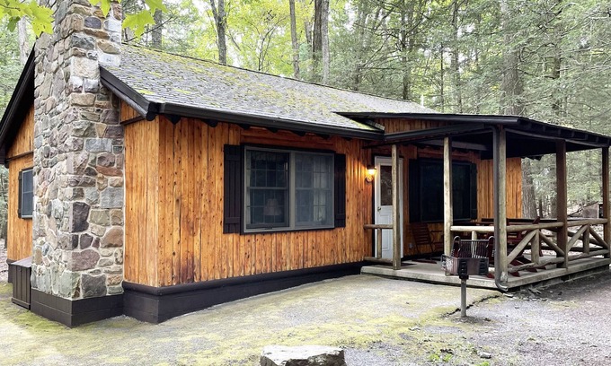 Reeders Cabina | Charming 3 BR Log Cabin in the Poconos